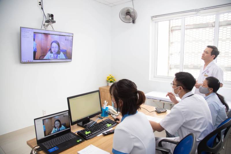Bác sĩ tại PKĐK Dr. Binh TeleClinic videocal khám sức khỏe online qua ứng dụng Medihome